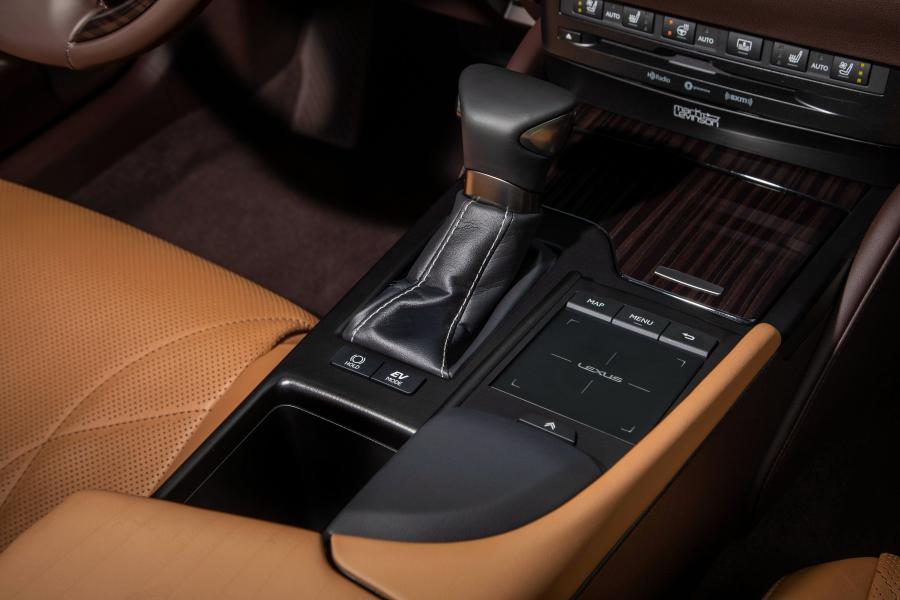 Детали интерьера Lexus ES300h 2018 года  (NA) (фото 35 из 41)
